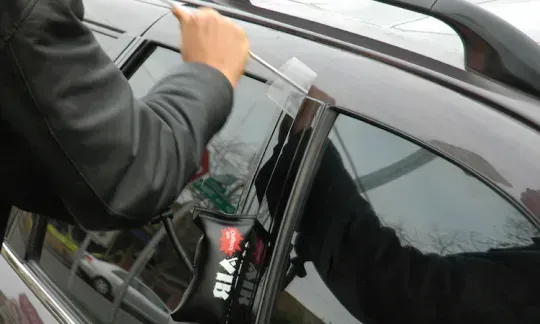Autotür wird ohne Lackschaden mit Luftkissen und langer Öffnungsschiene durch den Türspalt geöffnet