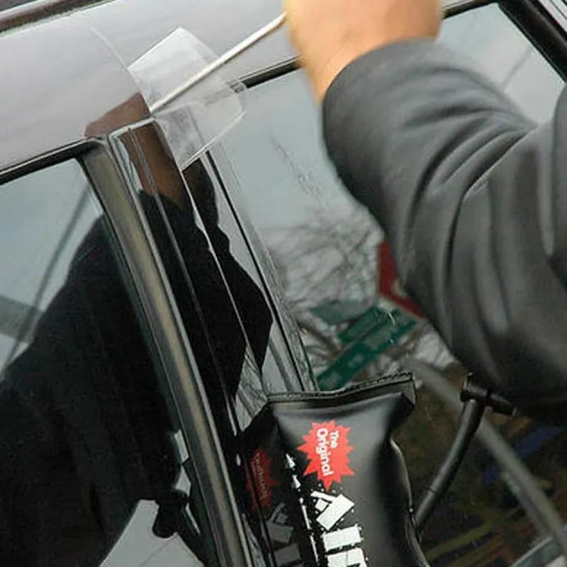 Autotür wird zerstörungsfrei mit Luftkissen und Einführwerkzeug am Türrahmen geöffnet