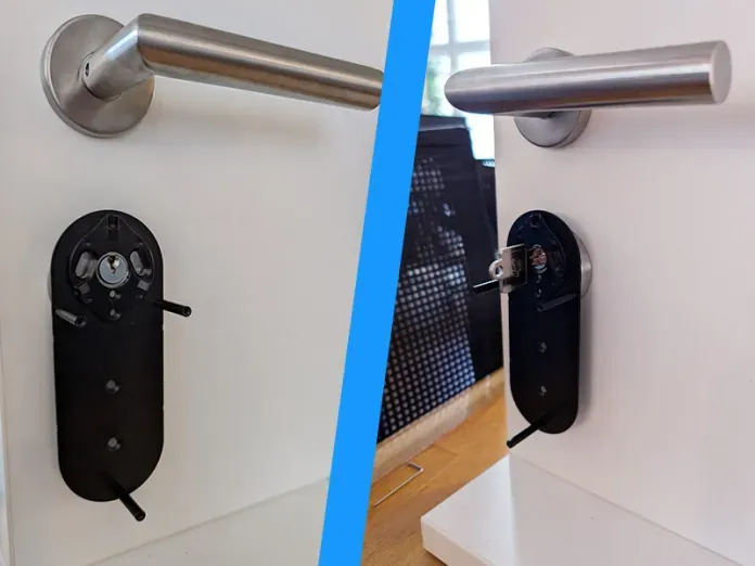 Montageplatte des Aqara Smartlock U200 an einer Tür mit Türdrücker, der Notschlüssel steckt im Zylinder