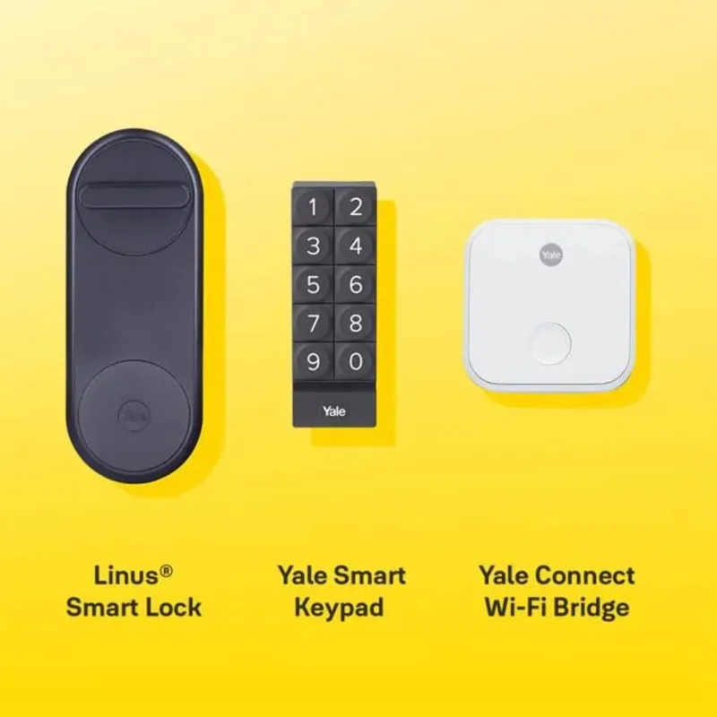 Yale Linus Smart Lock mit Smart Keypad und Connect Wi-Fi Bridge auf gelbem Hintergrund